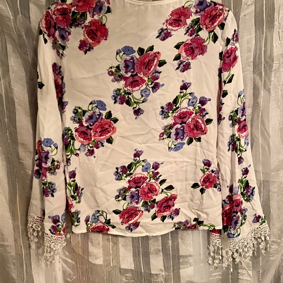 Floral long bell sleeve blouse with crochet detail - Picture 2 of 5